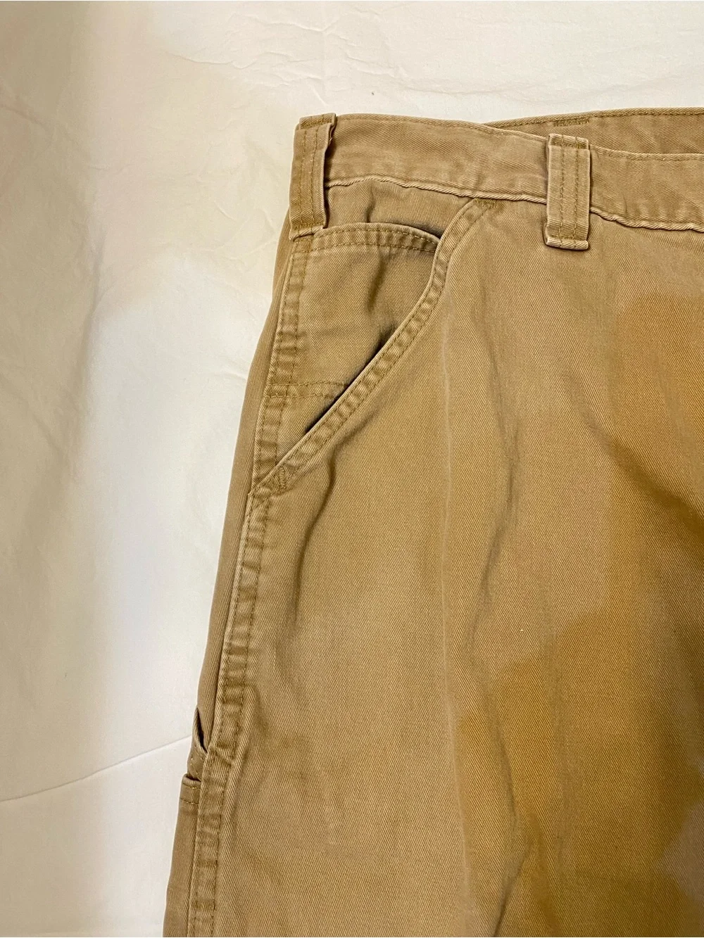 Carhartt Men’s pants Size 44 by 32 in good condition, clean, no tear.